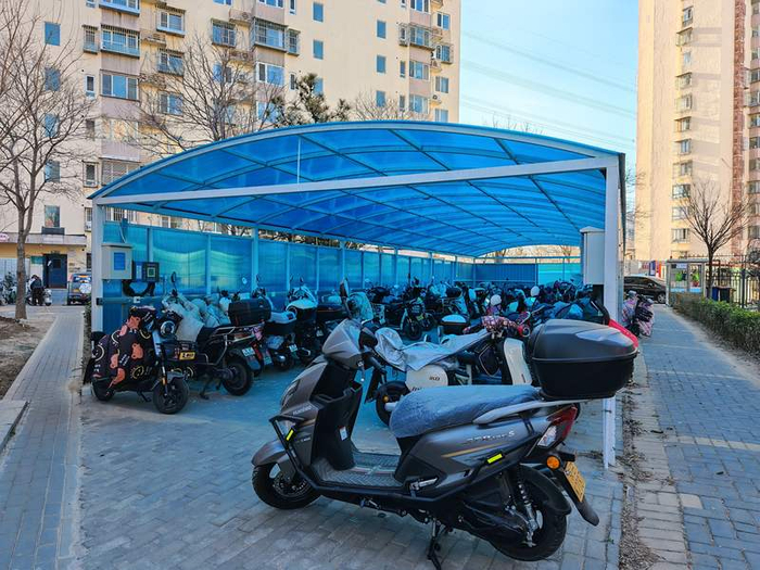 通州区玉桥东里南社区新建的充电车棚。新京报记者 张璐 摄