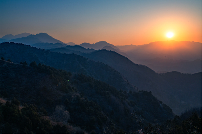 2025年1月1日7时53分，陕西省西安市蓝田县蓝关古道迎来新年第一缕阳光。（郭波涛  摄）
