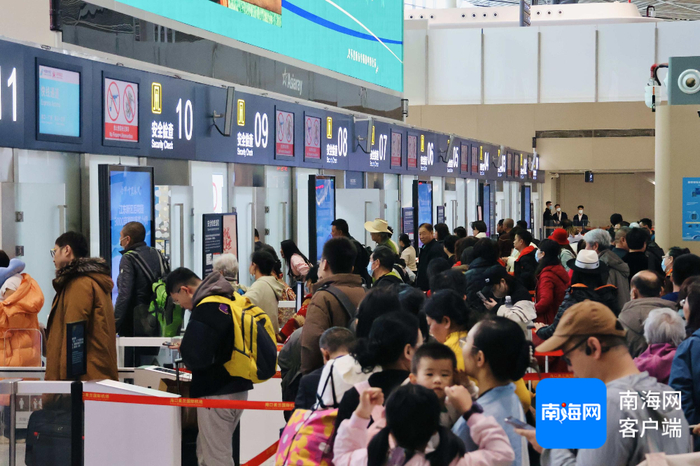 旅客排队安检。海口美兰机场供图