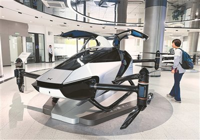 参观者在位于广州的小鹏汇天总部了解小鹏汇天飞行汽车。新华社记者 毛思倩摄