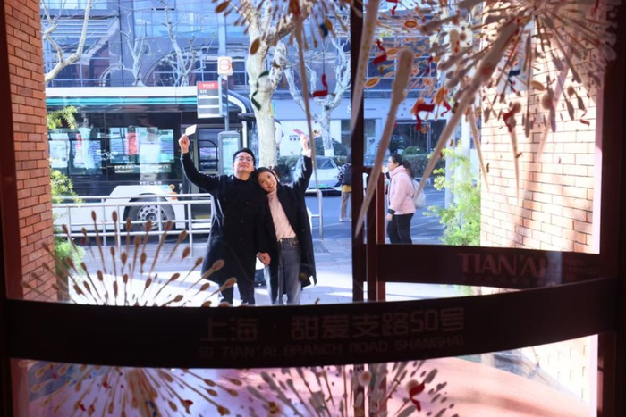 虹口区甜爱路婚姻登记分中心提前40分钟开始办理业务，多对新人一早来此开启“甜蜜之路”。 文汇报记者 叶辰亮摄