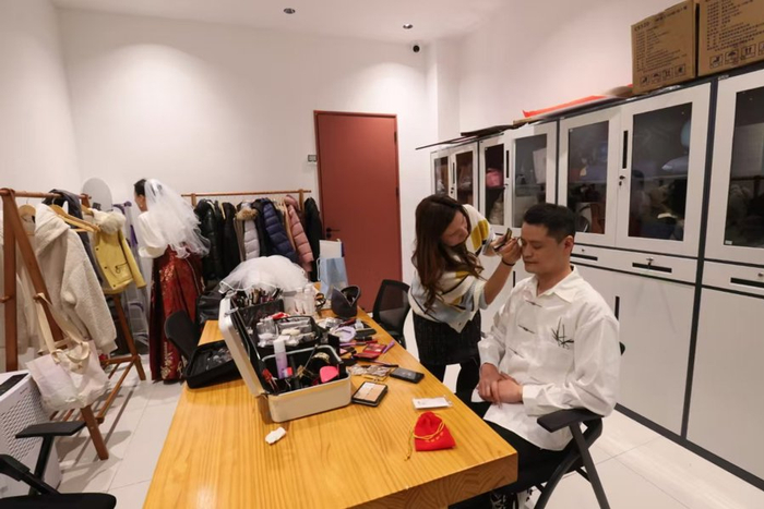 今天，虹口区甜爱路婚姻登记分中心为新人提供免费化妆服务。 文汇报记者 叶辰亮摄