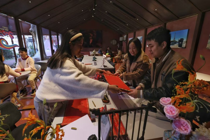 虹口区甜爱路婚姻登记分中心为新人带来元旦手写婚书纪念。 文汇报记者 叶辰亮摄