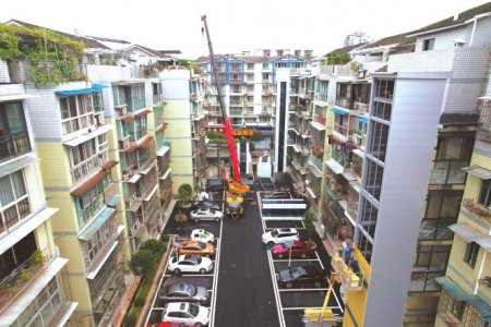 　　内 江 市东兴区德馨苑小区加装电梯。　　兰自涛摄