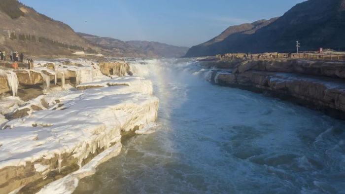 2025年1月1日8时50分，陕西黄河壶口瀑布迎来新年第一缕阳光。（霍勇、宋洋波摄）