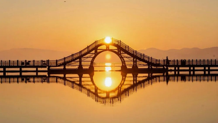 2025年1月1日7时52分，云南省九大高原湖泊之一的石屏县异龙湖迎来新年第一缕阳光。（央广网记者  魏文青  赵贝贝  徐俊  摄）