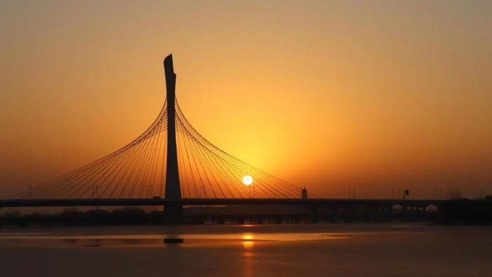 2025年1月1日7时48分，在河北省石家庄市滹沱河特大桥迎来第一个日出。  （央广网见习记者  胡思达  摄）