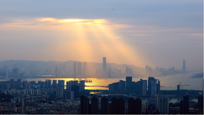 2025年1月1日7时24分，在福建厦门天语舟气象台迎来新年第一缕阳光。（林长丰  摄）