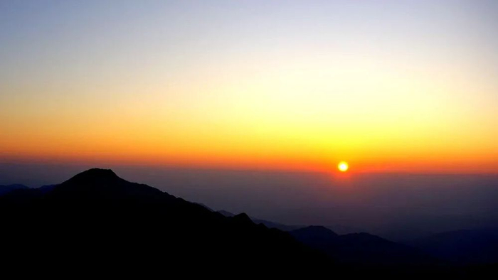 2025年1月1日7时13分，广东清远金子山迎来新年第一缕阳光。（央广网记者  官文清  摄）