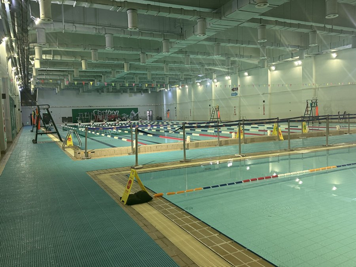 △目前，娃娃池用泳道浮标分隔为训练区域与公众使用区域。