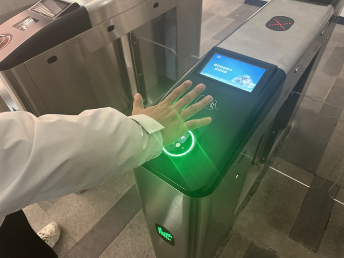 △静安体育中心“一掌通行”设备。