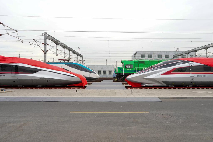 　　2024年12月29日，CR450AF（右）、CR450BF动车组样车在北京亮相。新华社记者 鞠焕宗 摄