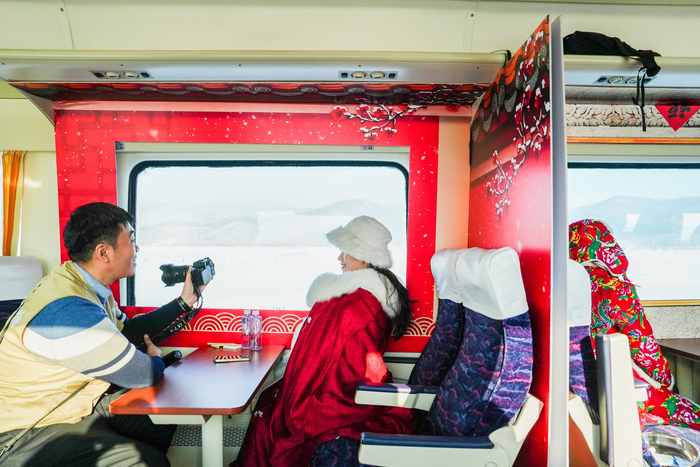 摄影师给游客查看拍摄效果（央广网发  王开宇  摄）