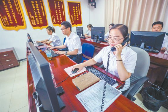 2019年，在位于大兴区的全市首家接诉即办调度指挥中心，工作人员接听群众来电。武亦彬摄