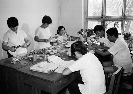 1985年，本报群众工作部编辑在处理读者来信。 胡敦志摄