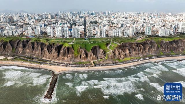 ↑这是2024年10月9日拍摄的秘鲁首都利马新城米拉弗洛雷斯区（无人机照片）。新华社记者 李木子 摄