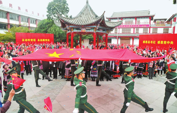 迎接天安门广场国旗。