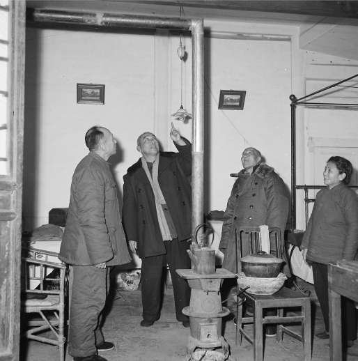 1959年，居委会工作人员到居民家中了解烧煤取暖情况。 高宏摄