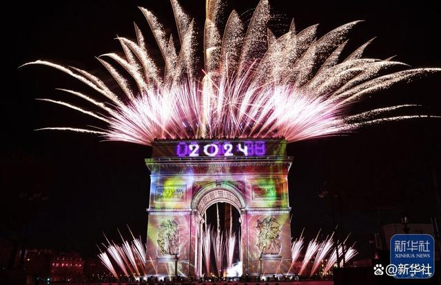 ↑2024年1月1日，法国巴黎凯旋门上空焰火绽放，迎接新年到来。新华社记者 高静 摄