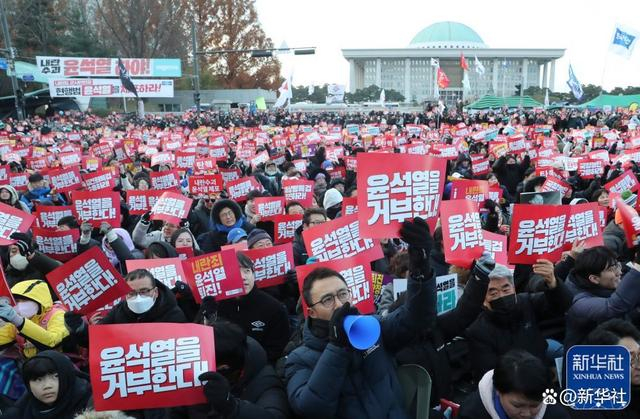 ↑2024年12月7日，在位于韩国首尔的国会附近，韩国民众集会要求弹劾总统尹锡悦。新华社记者 姚琪琳 摄