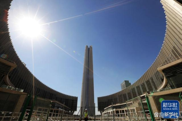 ↑这是2024年9月18日拍摄的位于开罗以东的埃及新行政首都中央商务区。新华社记者 王东震 摄