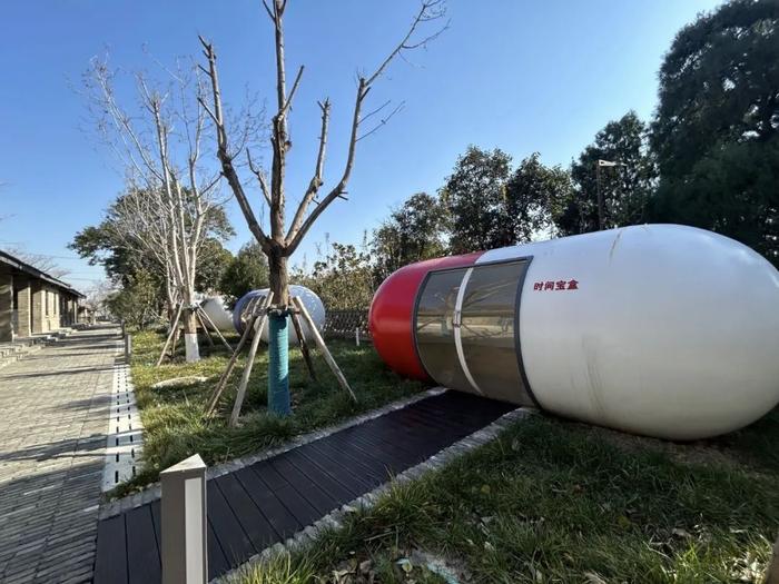 在蒲城短波授时台旧址，参观者能够参加“时间宝盒”心愿投递活动。图为时间博物馆外的“时间宝盒”。人民日报记者 曹怡晴 摄