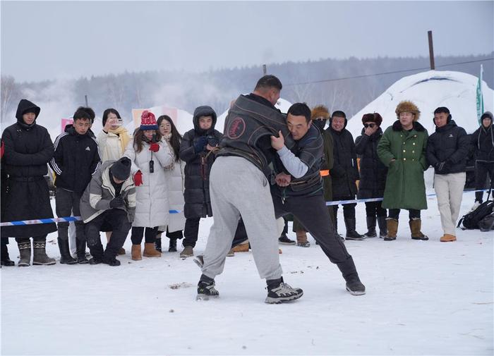 冰雪摔跤表演体验赛。