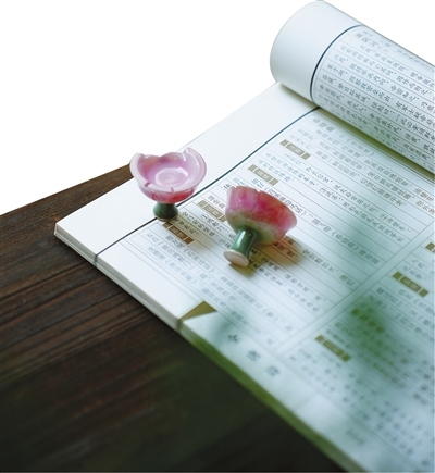 　　影青釉里红高足杯冰箱贴（杭州博物馆供图）