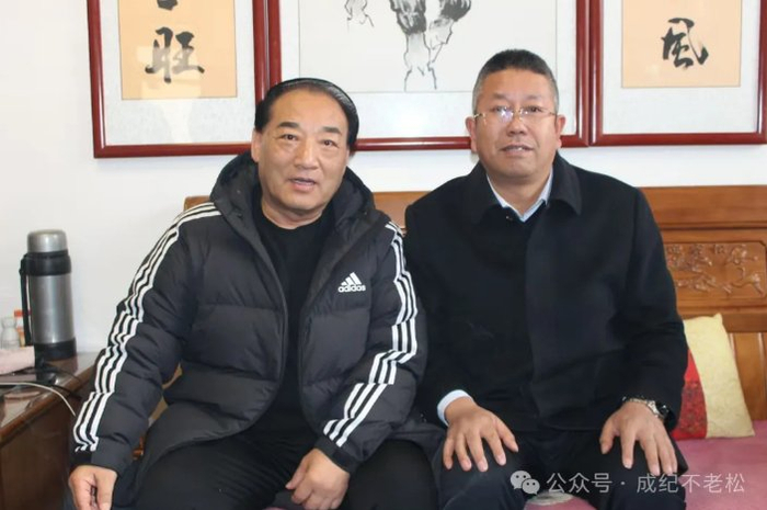 作者（右）与安万师傅“西北花脸王”张兰秦合影