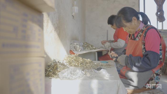 村民在家安装“锁芯”（央广网记者 王姝姝 摄）