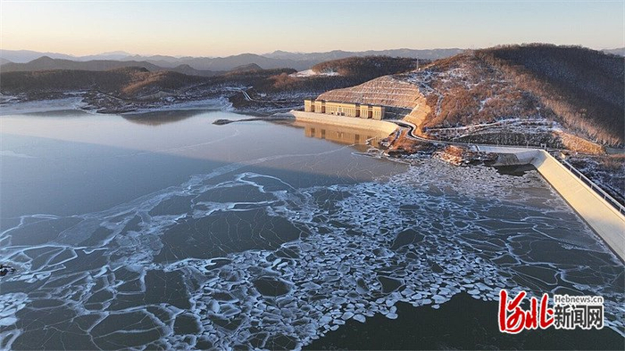 2024年12月31日拍摄的国网新源河北丰宁抽水蓄能电站上水库。 河北日报记者田明摄