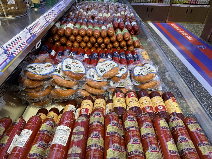 中俄国际商行内，很多看着像进口的肉制品实际为国产产品。张文章/摄