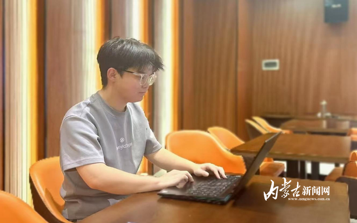 　梁凯利正在准备毕业论文