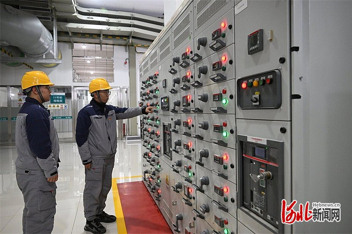 2024年12月31日，国网新源河北丰宁抽水蓄能电站地下厂房内，技术人员正在进行日常巡检。 河北日报记者田明摄