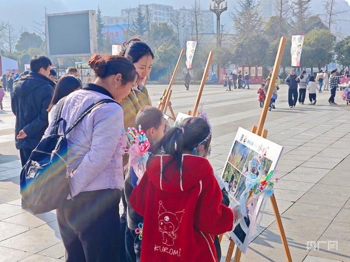 市民驻足观赏展示作品（央广网发 李婷婷 摄）