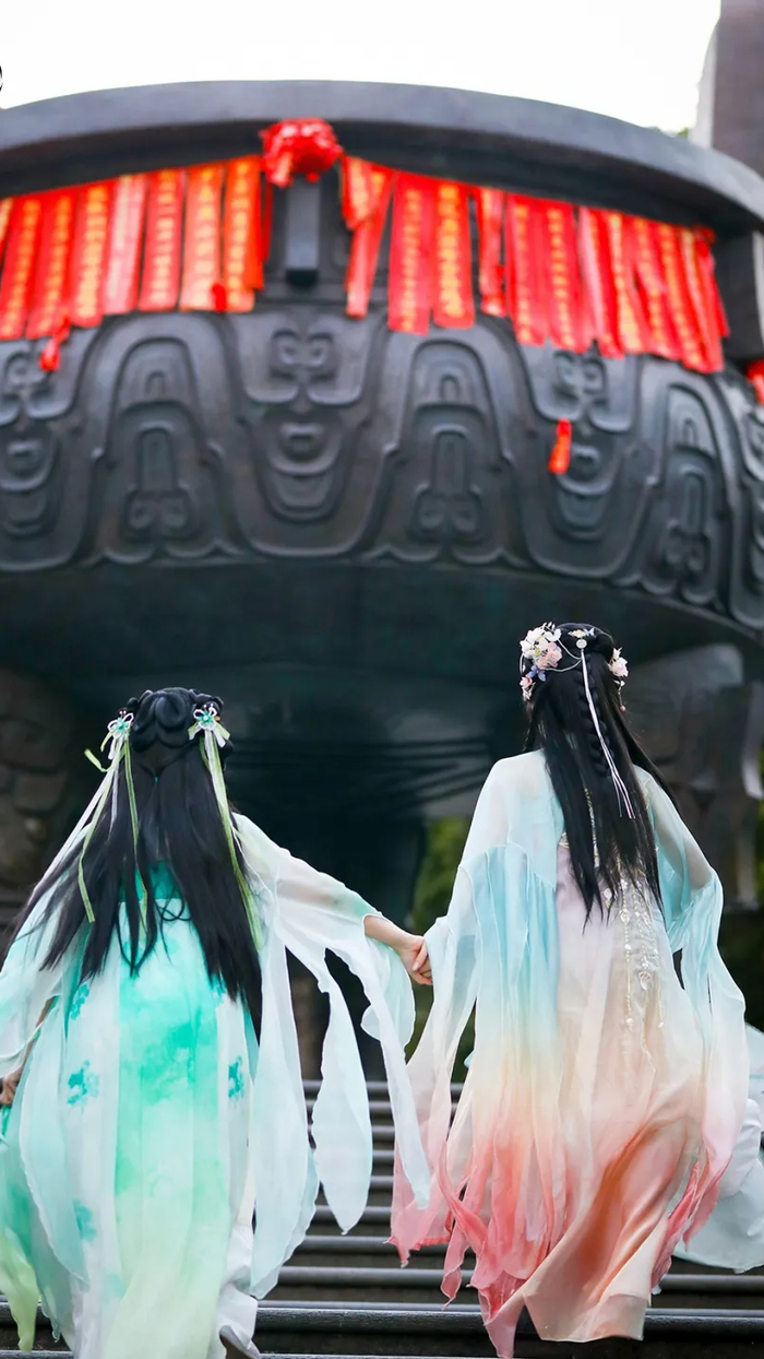 △左图：肇庆市融媒体中心记者 吴勇强 摄；右图：梁亮 摄