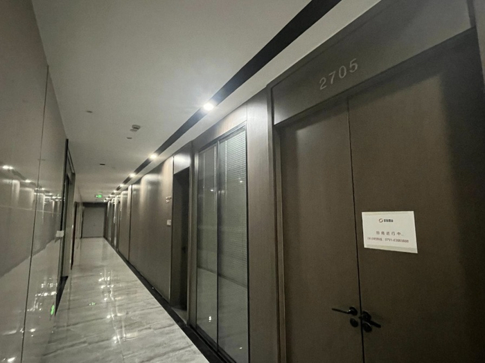 【雪松信托总部27楼，部分办公室已被物业挂出招租告示】