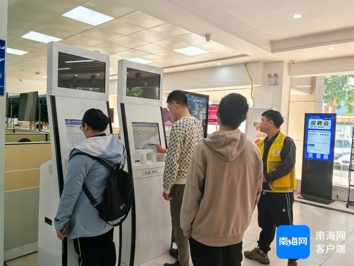 求职者在浏览招聘信息。记者 韩星 摄