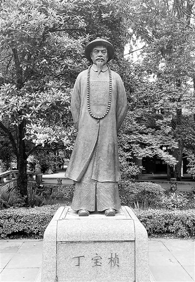 都江堰离堆公园为十二位修堰有功者塑像，这是丁宝桢塑像。陈炯 摄