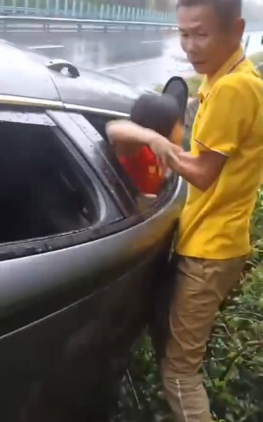 周仕敏救人画面。视频截图