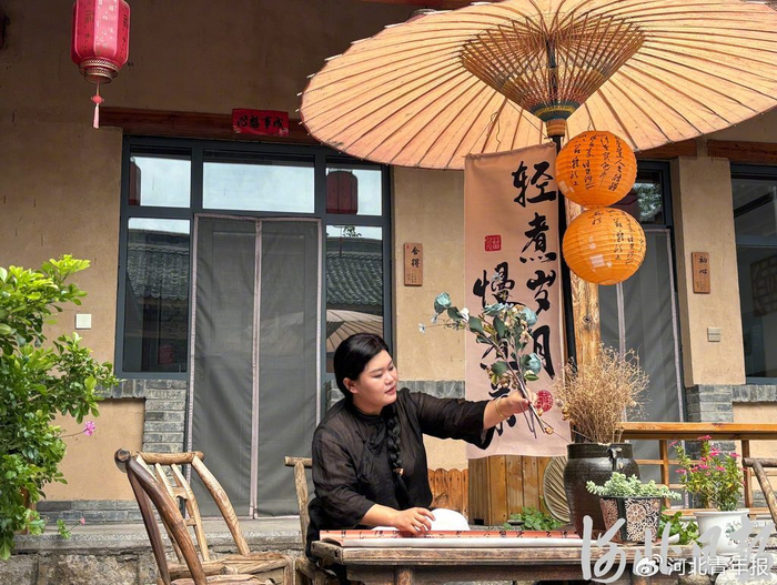 刘娇用花束装饰自己的听风院民宿。纵览新闻见习记者 苏沛霖摄