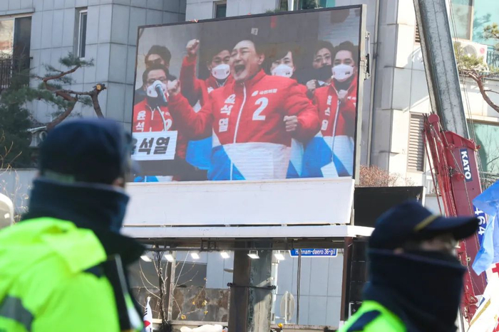 1月3日，尹锡悦的支持者在韩国首尔龙山区汉南洞的总统官邸附近举行集会，警察在集会附近执勤。新华社记者姚琪琳 摄