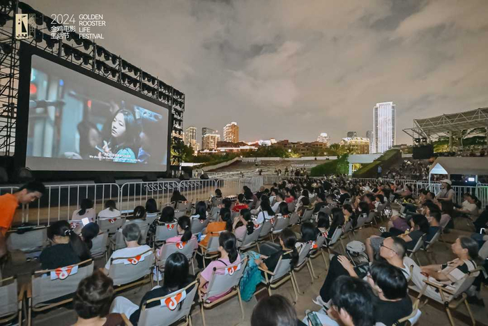 2024年11月15日，在厦门白鹭洲畔，市民群众踊跃参加2024金鸡电影生活节活动。（资料图片）