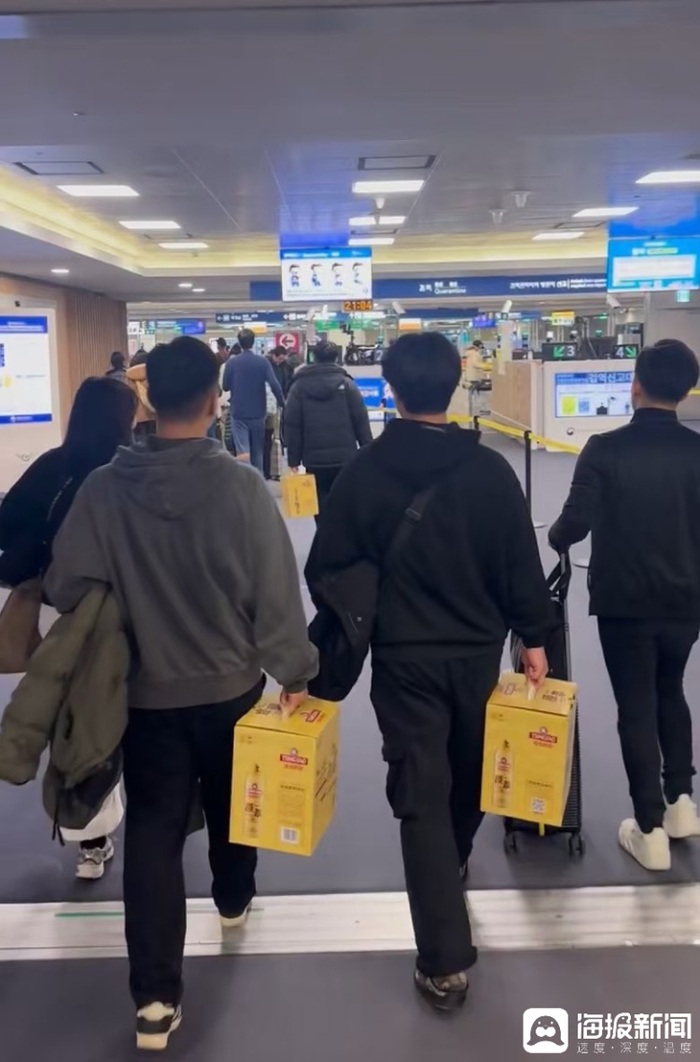 落地仁川后，很多韩国人人手一提青岛原浆 受访者程女士供图