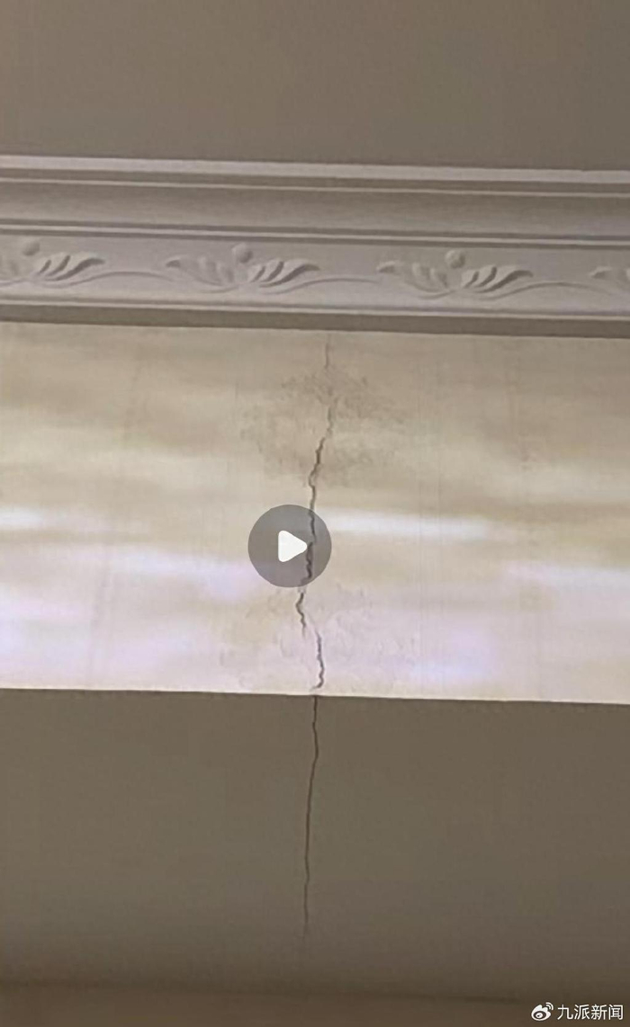 出现裂缝的墙壁。图/受访者提供