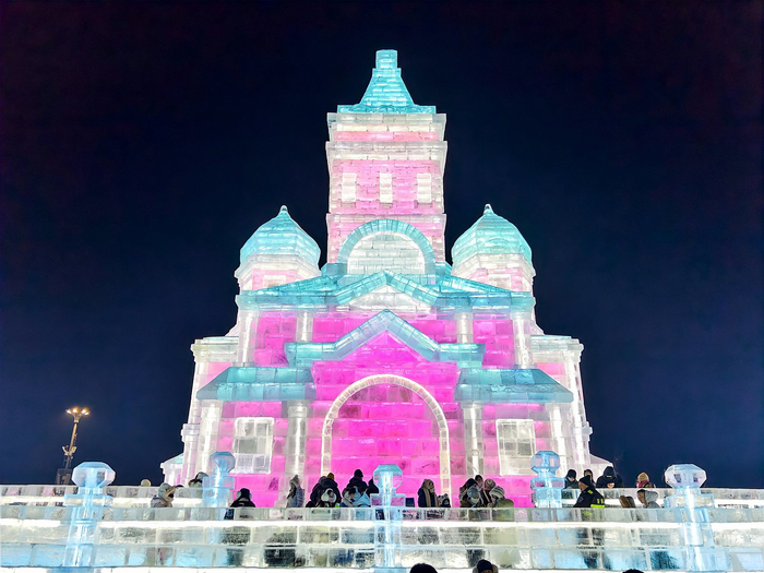 哈尔滨冰雪大世界冰雕夜景璀璨