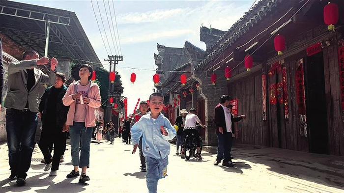 游客在恒口老街游玩（资料照片）。 受访者供图