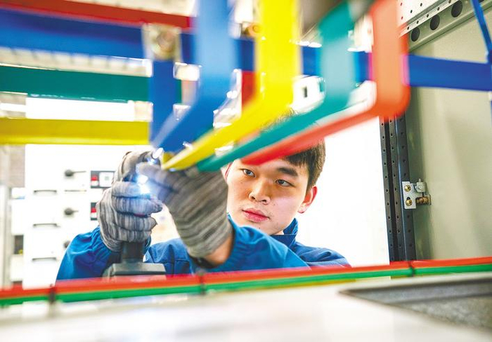 1月2日，位于武汉光谷的盛隆电气智慧工厂工人赶制配电设备。 （湖北日报全媒记者 魏铼 通讯员 黄安琪 摄）