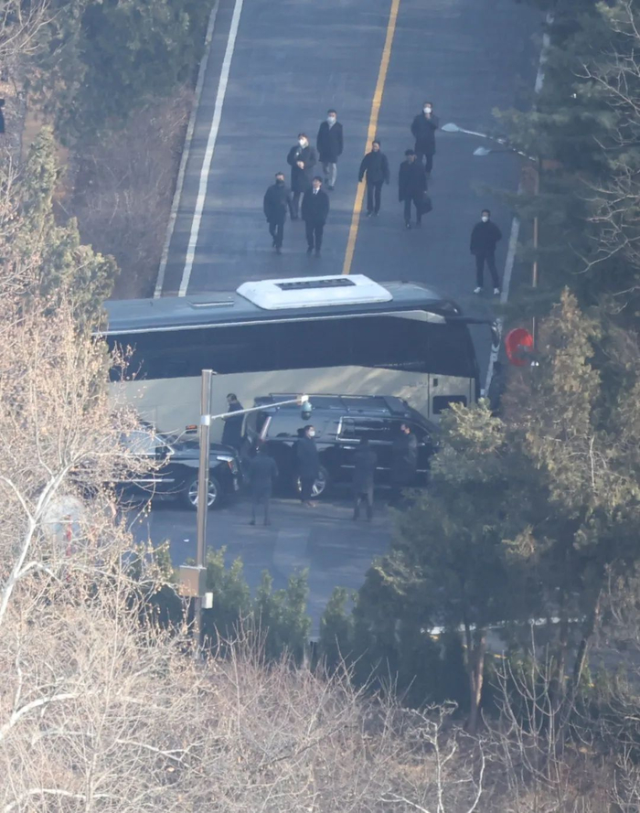 1月3日，相关人员陆续离开韩国首尔龙山区汉南洞的总统官邸。新华社/纽西斯通讯社