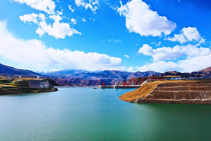 玛尔挡水电站全貌